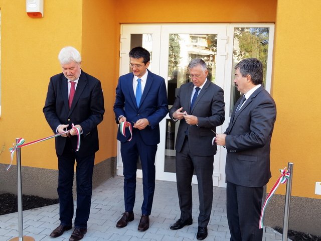 Átadták a felújított felnőtt háziorvosi rendelőt 30